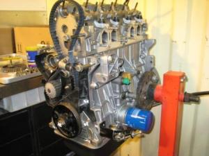 motor peugeot 205gti en montaje